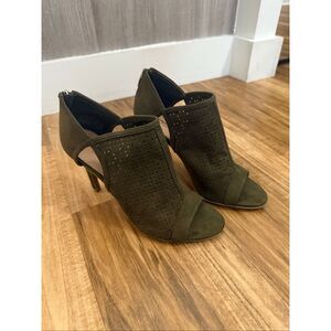 Christian Siriano Faux Suede Laser Cut Pump Army Green Size 9